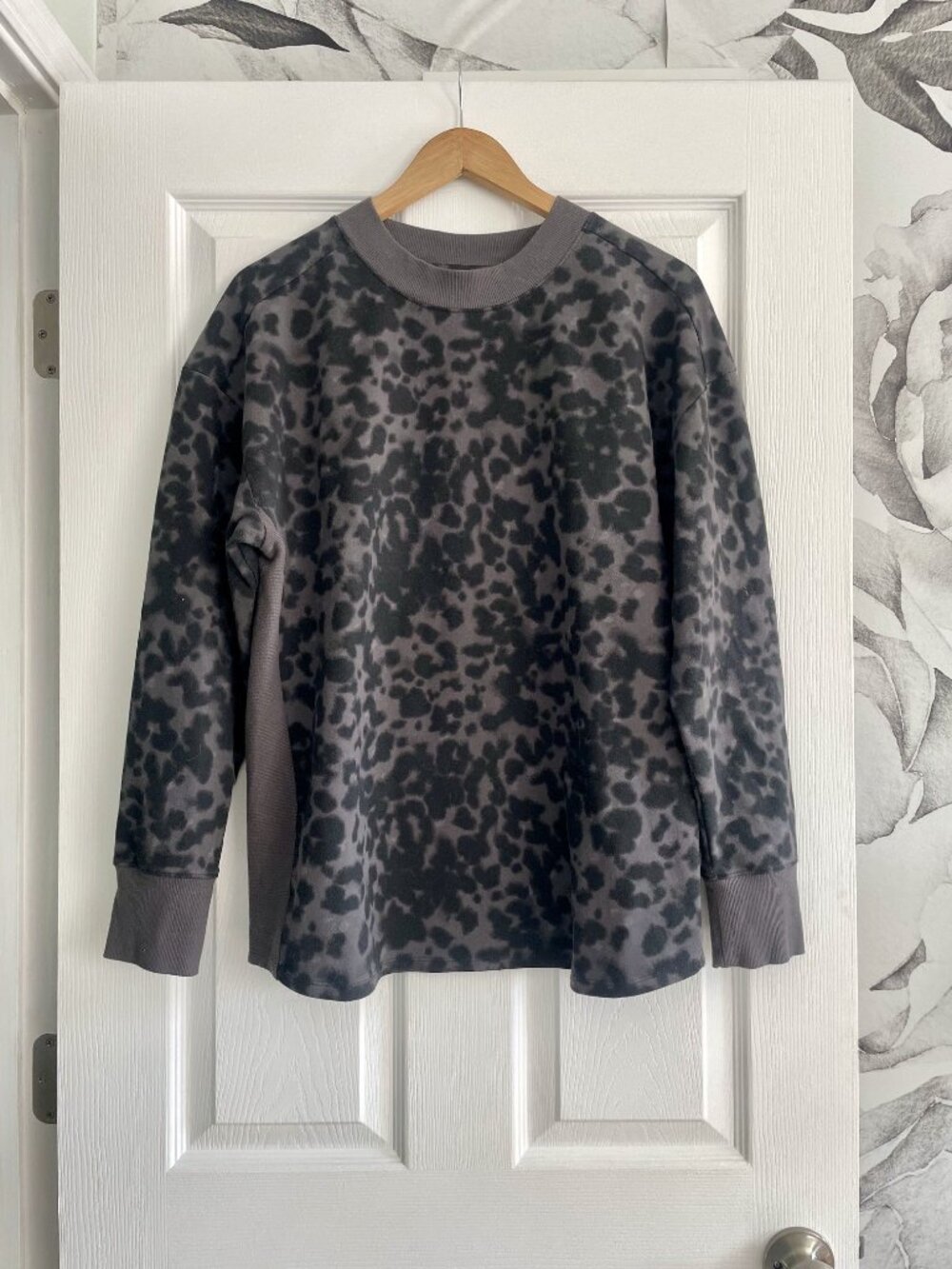 All in Motion Gray Leopard Print Lightweight Sweatshirt SZ L